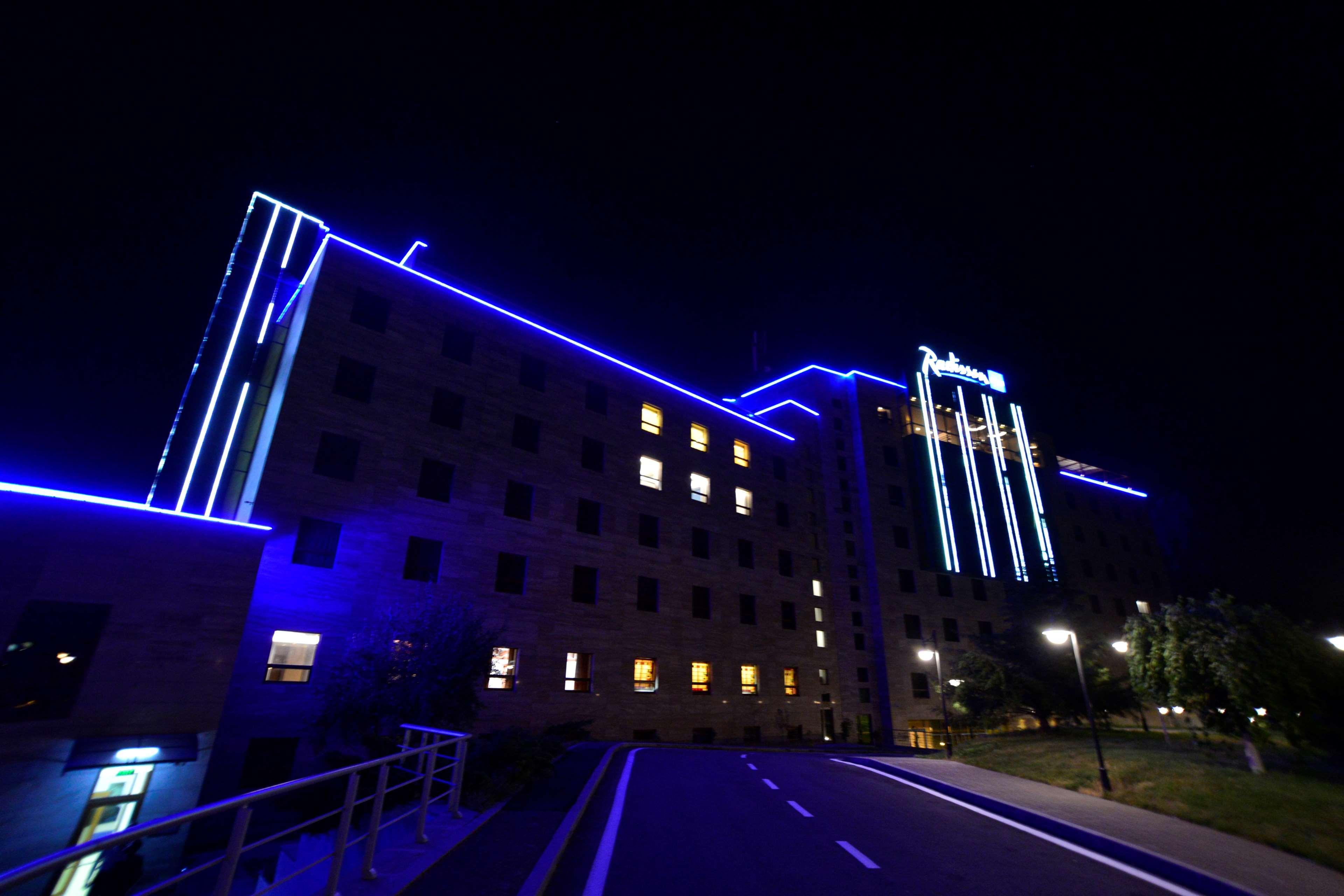 Radisson Blu Hotel Γιερεβάν Εξωτερικό φωτογραφία The Royal Victoria Hospital at night