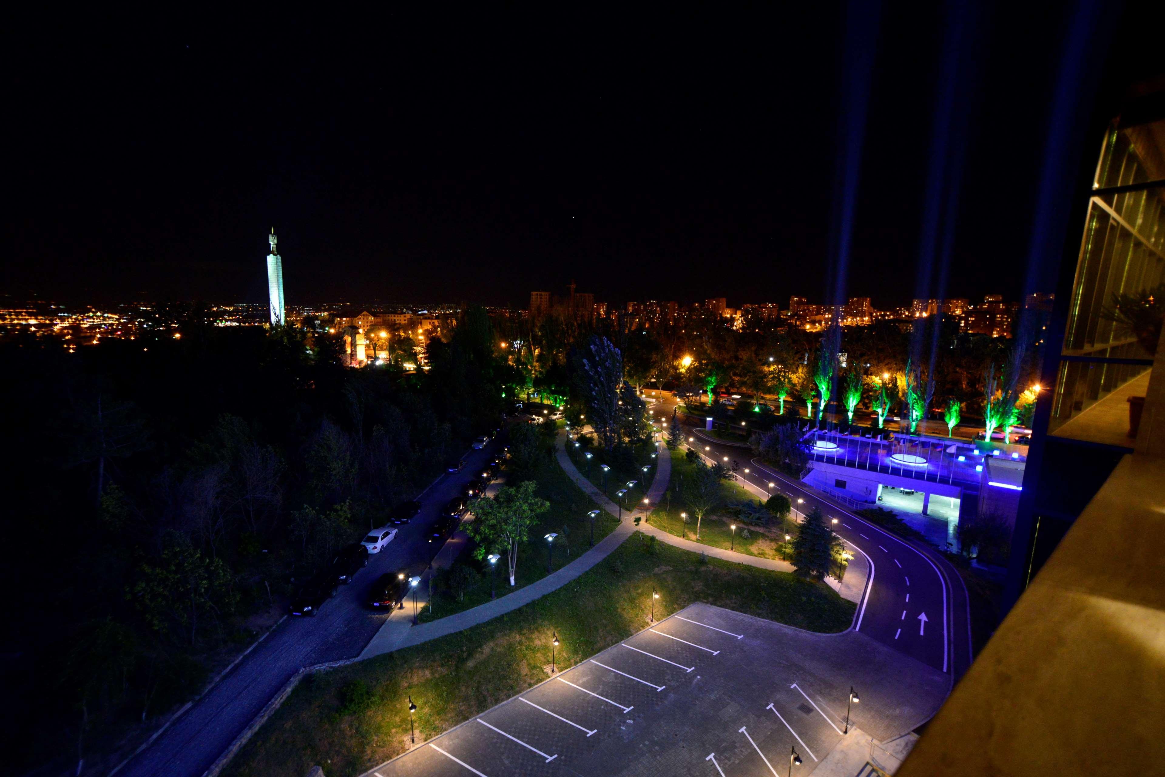 Radisson Blu Hotel Γιερεβάν Εξωτερικό φωτογραφία The park at night