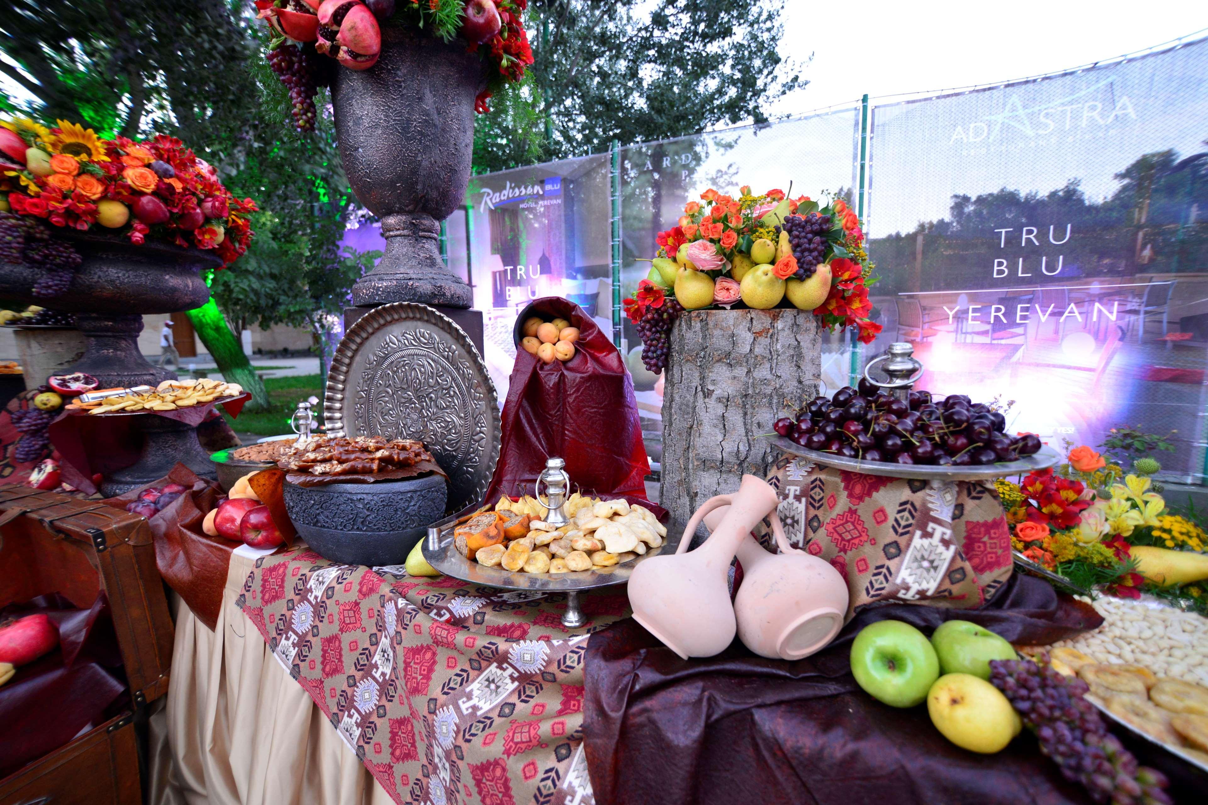 Radisson Blu Hotel Γιερεβάν Εξωτερικό φωτογραφία A traditional Armenian table with fruit and wine