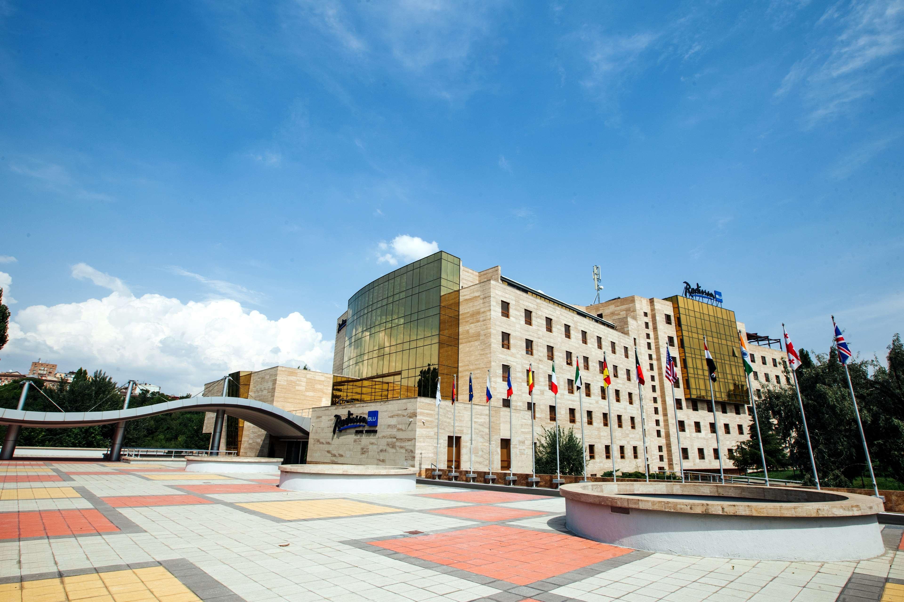 Radisson Blu Hotel Γιερεβάν Εξωτερικό φωτογραφία The European University Viadana