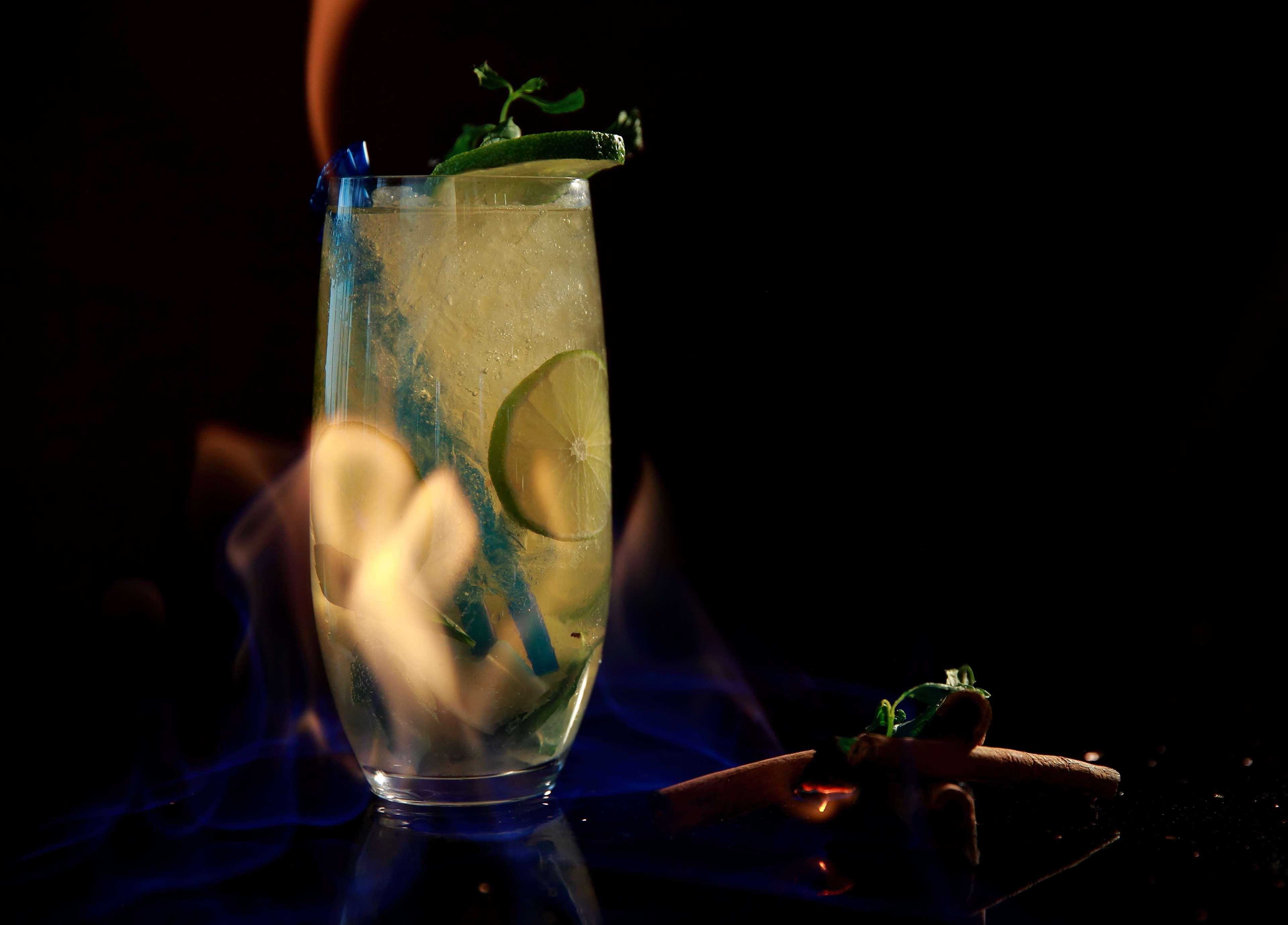 Radisson Blu Hotel Γιερεβάν Εξωτερικό φωτογραφία A flaming lime