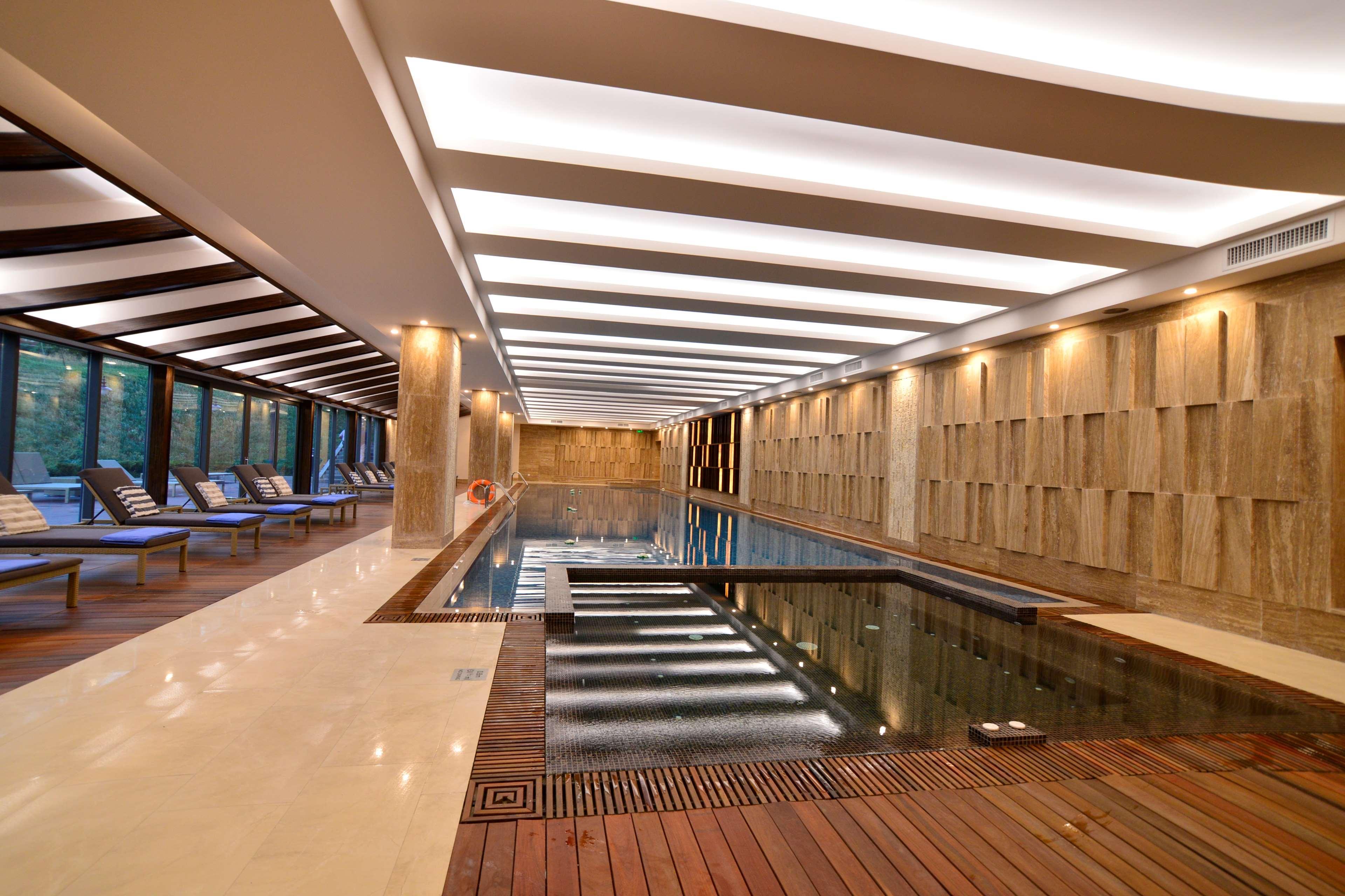 Radisson Blu Hotel Γιερεβάν Εξωτερικό φωτογραφία The swimming pool at the hotel