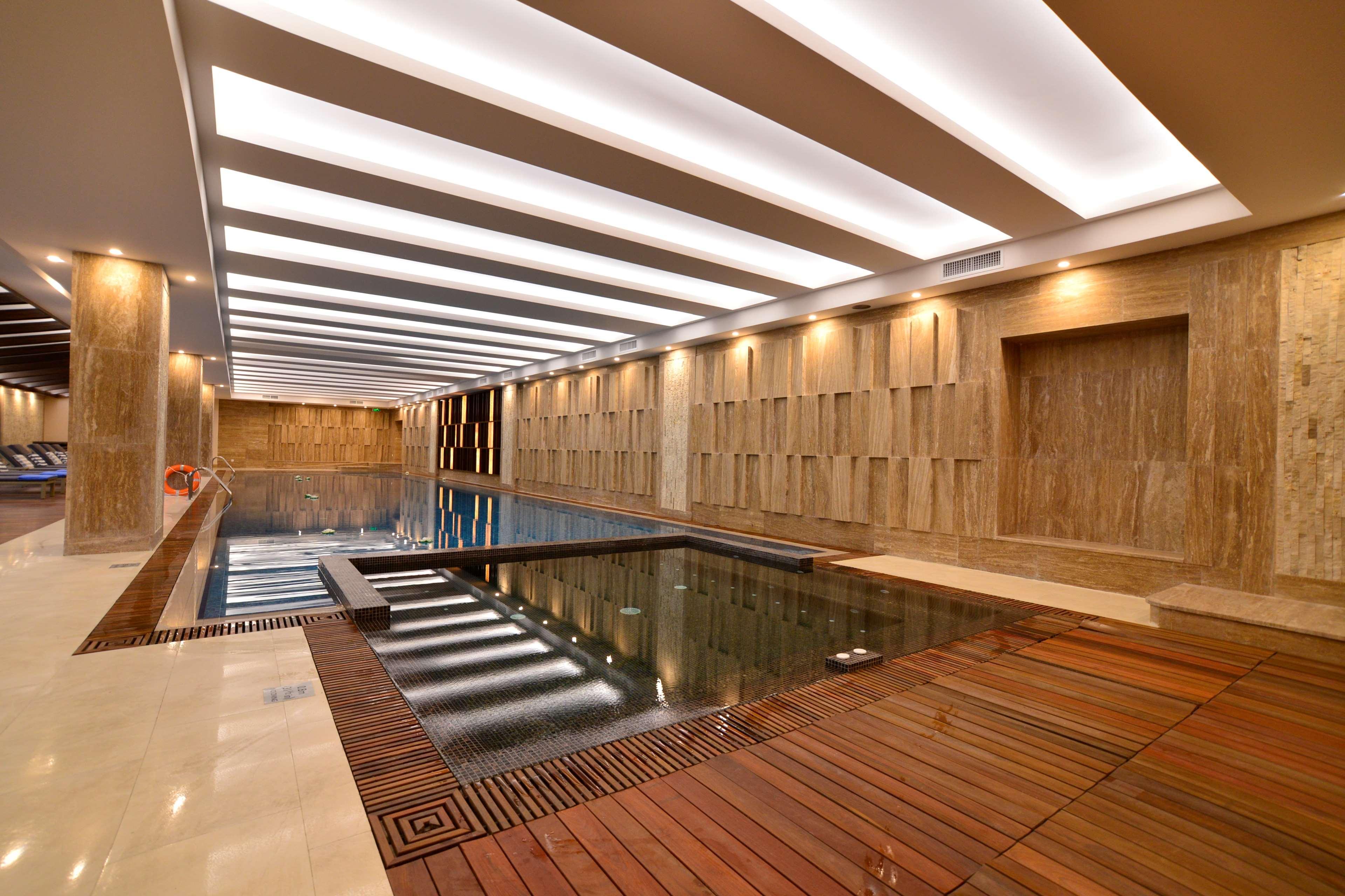 Radisson Blu Hotel Γιερεβάν Εξωτερικό φωτογραφία The swimming pool at the hotel