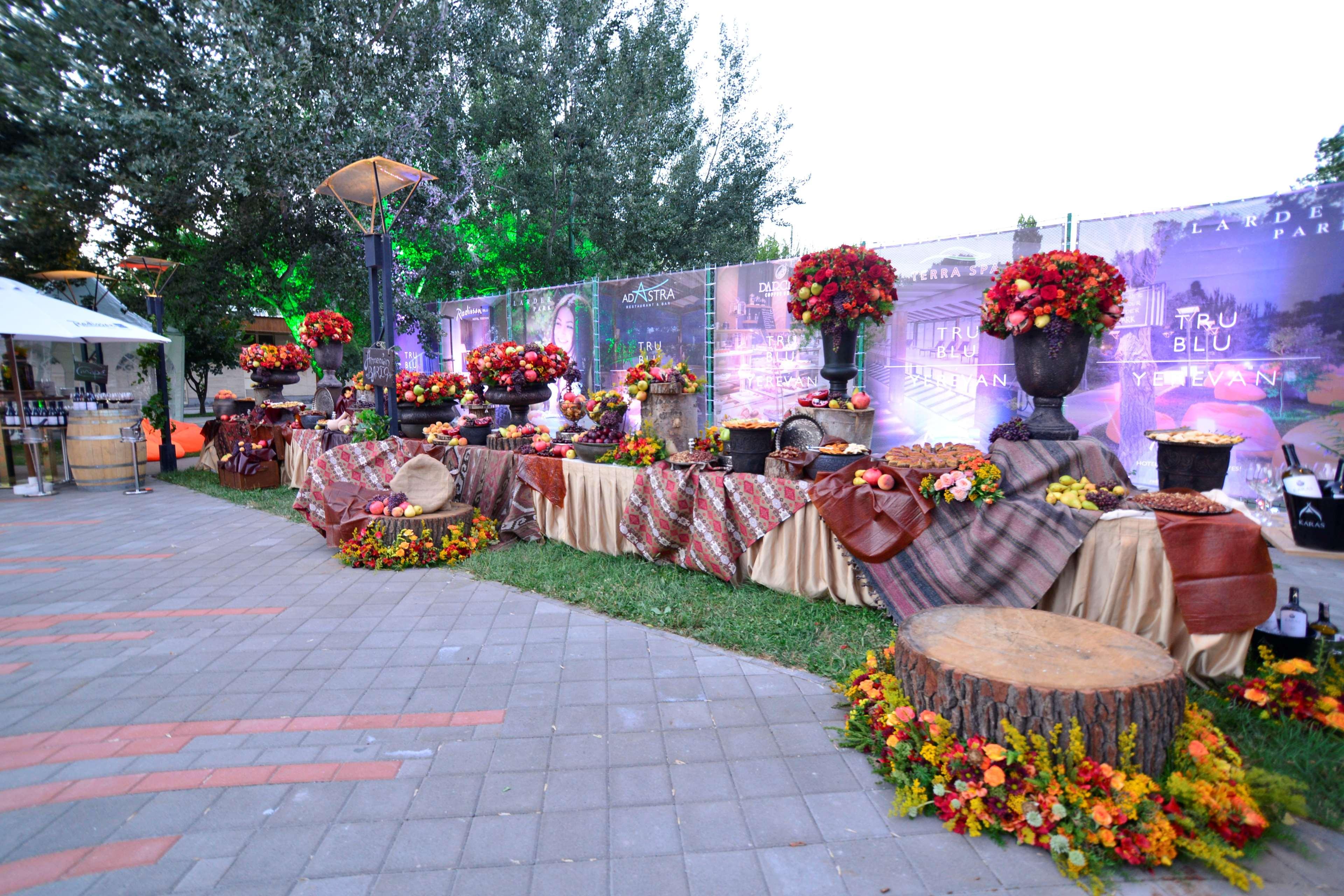 Radisson Blu Hotel Γιερεβάν Εξωτερικό φωτογραφία A buffet at a wedding reception