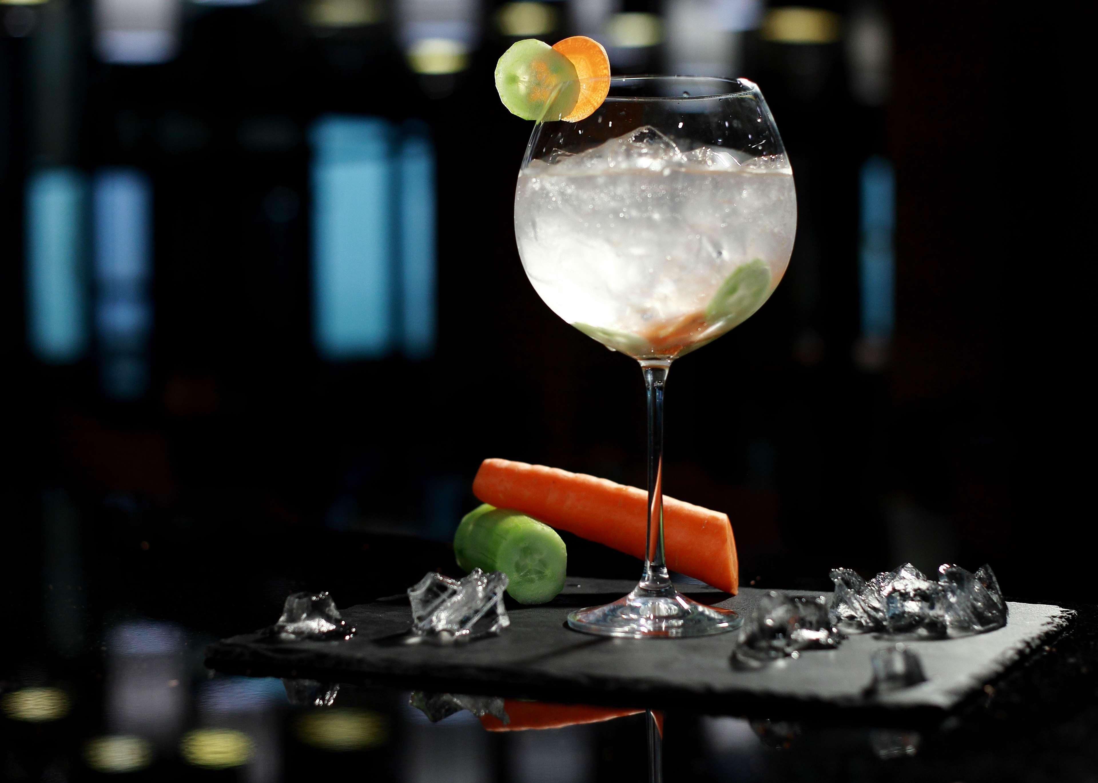 Radisson Blu Hotel Γιερεβάν Εξωτερικό φωτογραφία A G&T served in a balloon glass