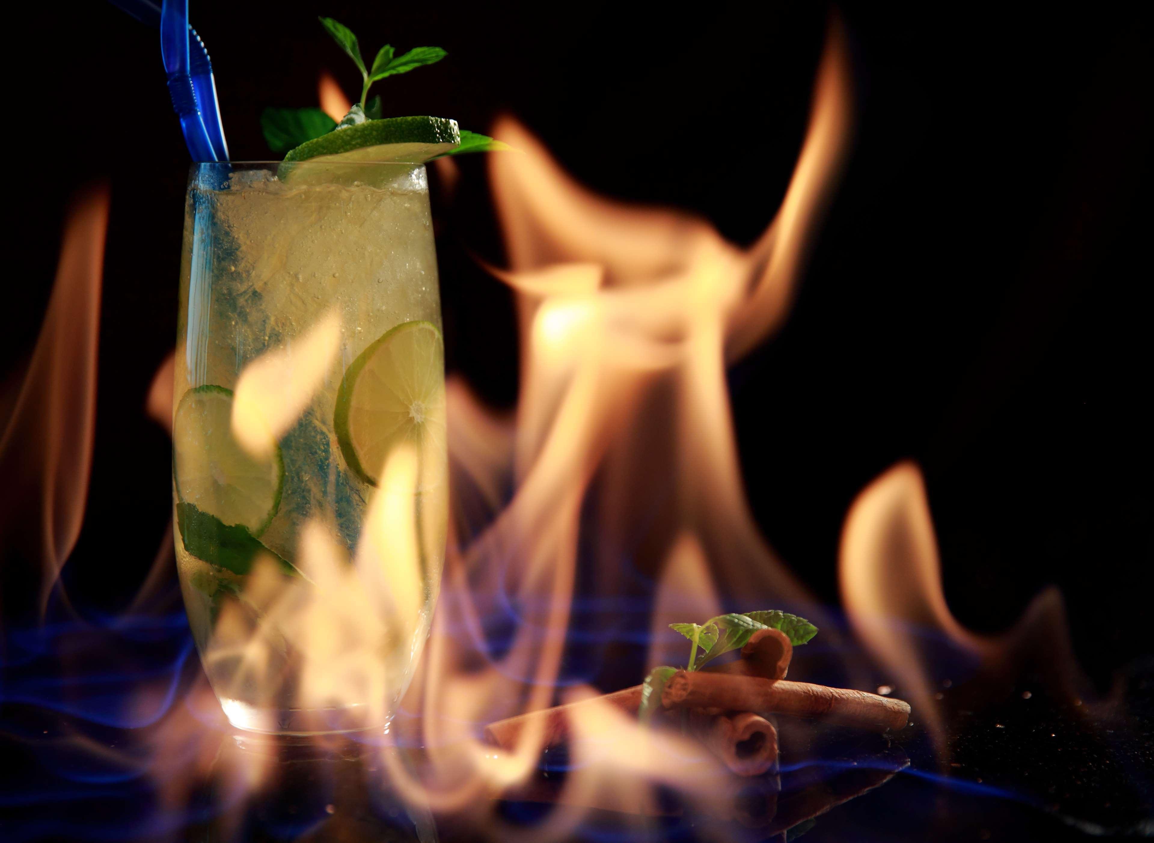 Radisson Blu Hotel Γιερεβάν Εξωτερικό φωτογραφία A flaming Mojito