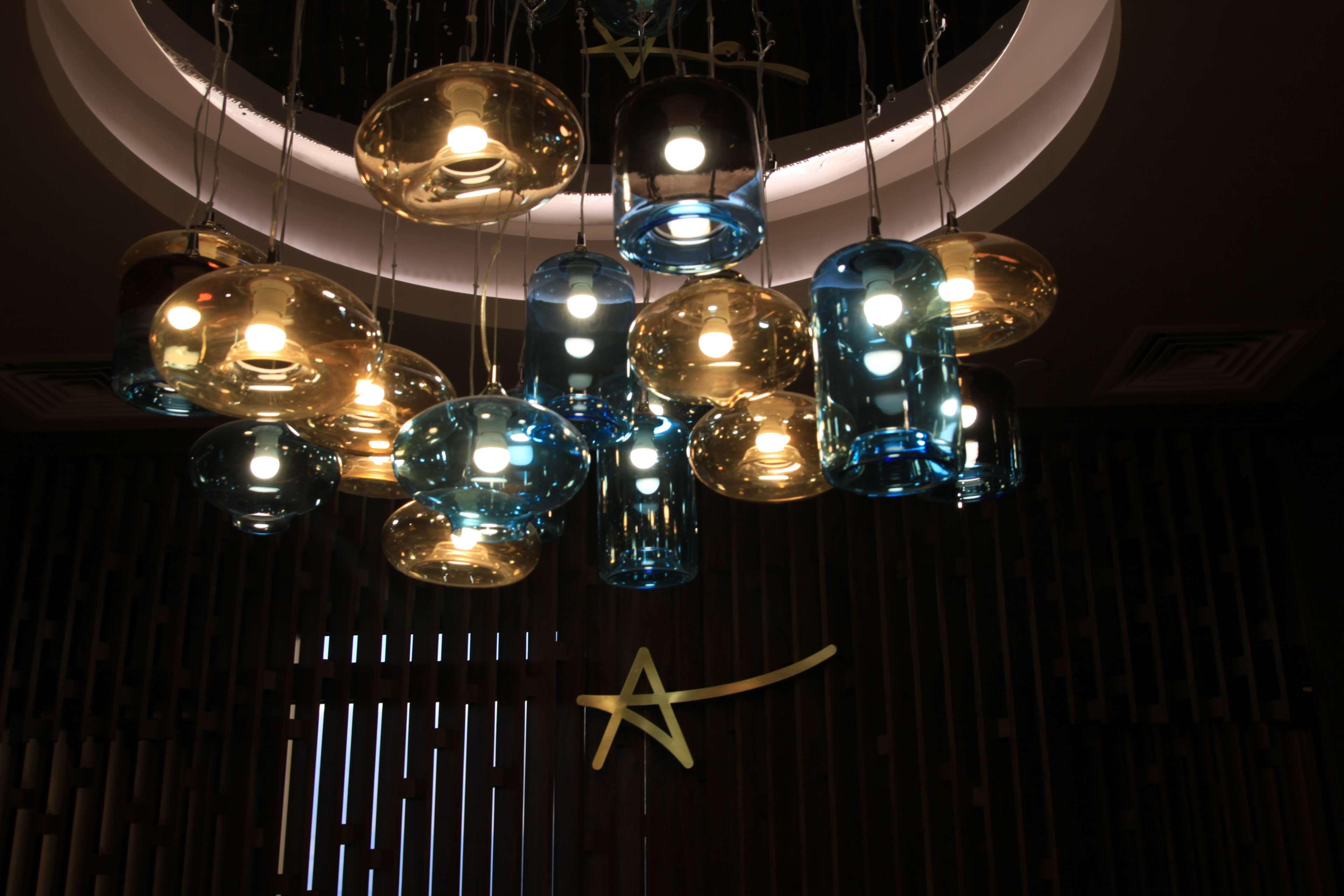 Radisson Blu Hotel Γιερεβάν Εξωτερικό φωτογραφία The chandelier at the lobby of the hotel