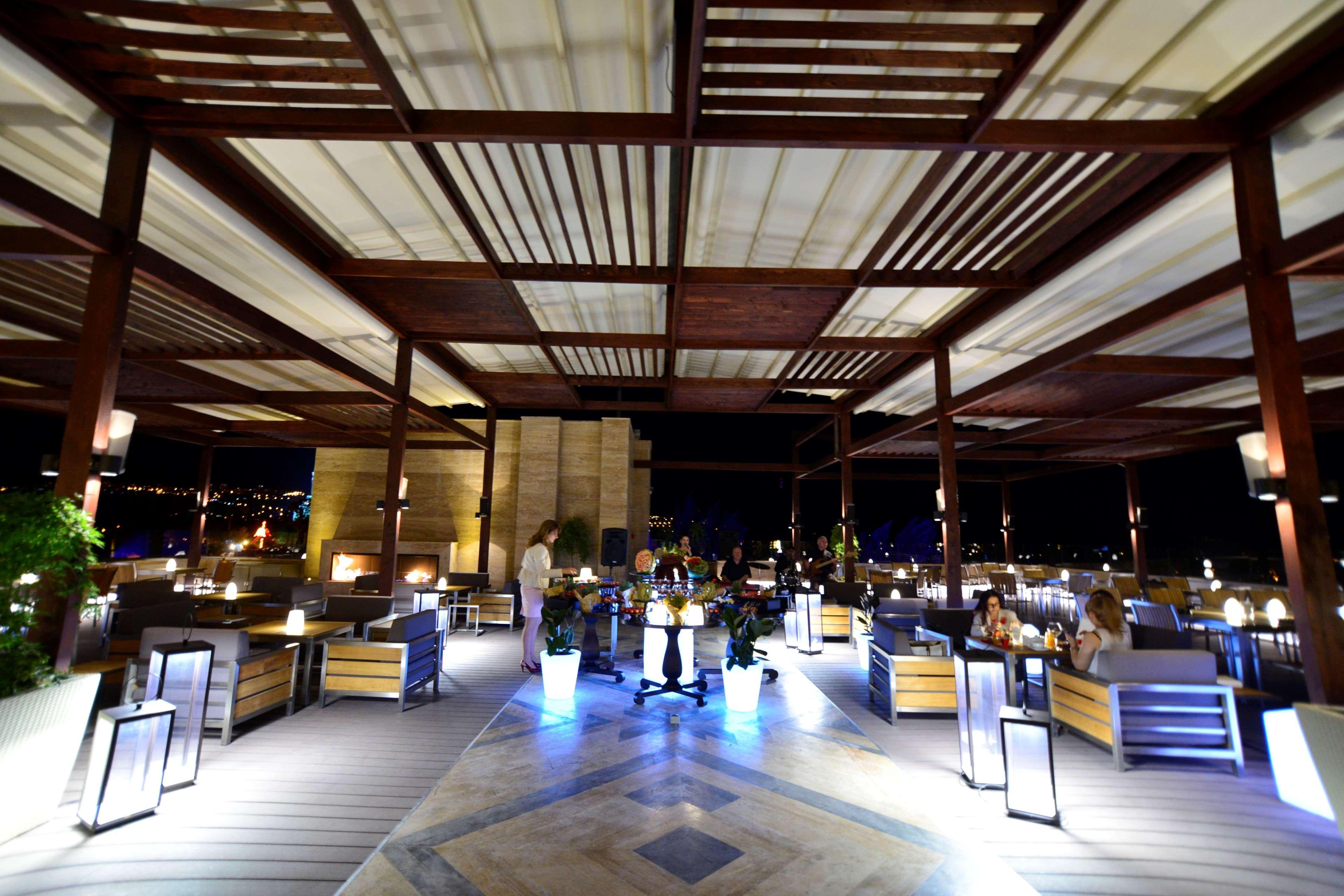 Radisson Blu Hotel Γιερεβάν Εξωτερικό φωτογραφία The restaurant at the top of the hotel