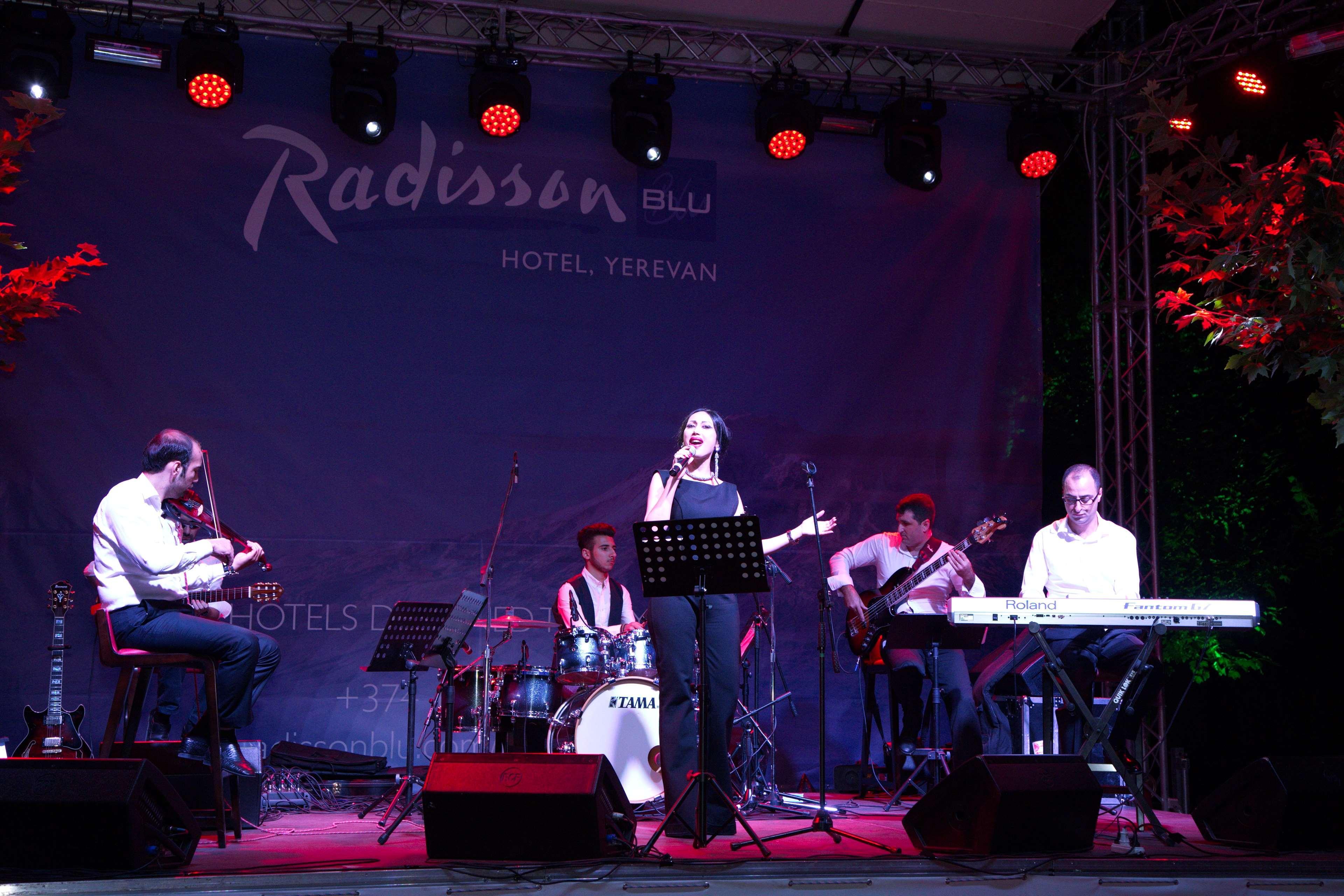 Radisson Blu Hotel Γιερεβάν Εξωτερικό φωτογραφία The band in 2015