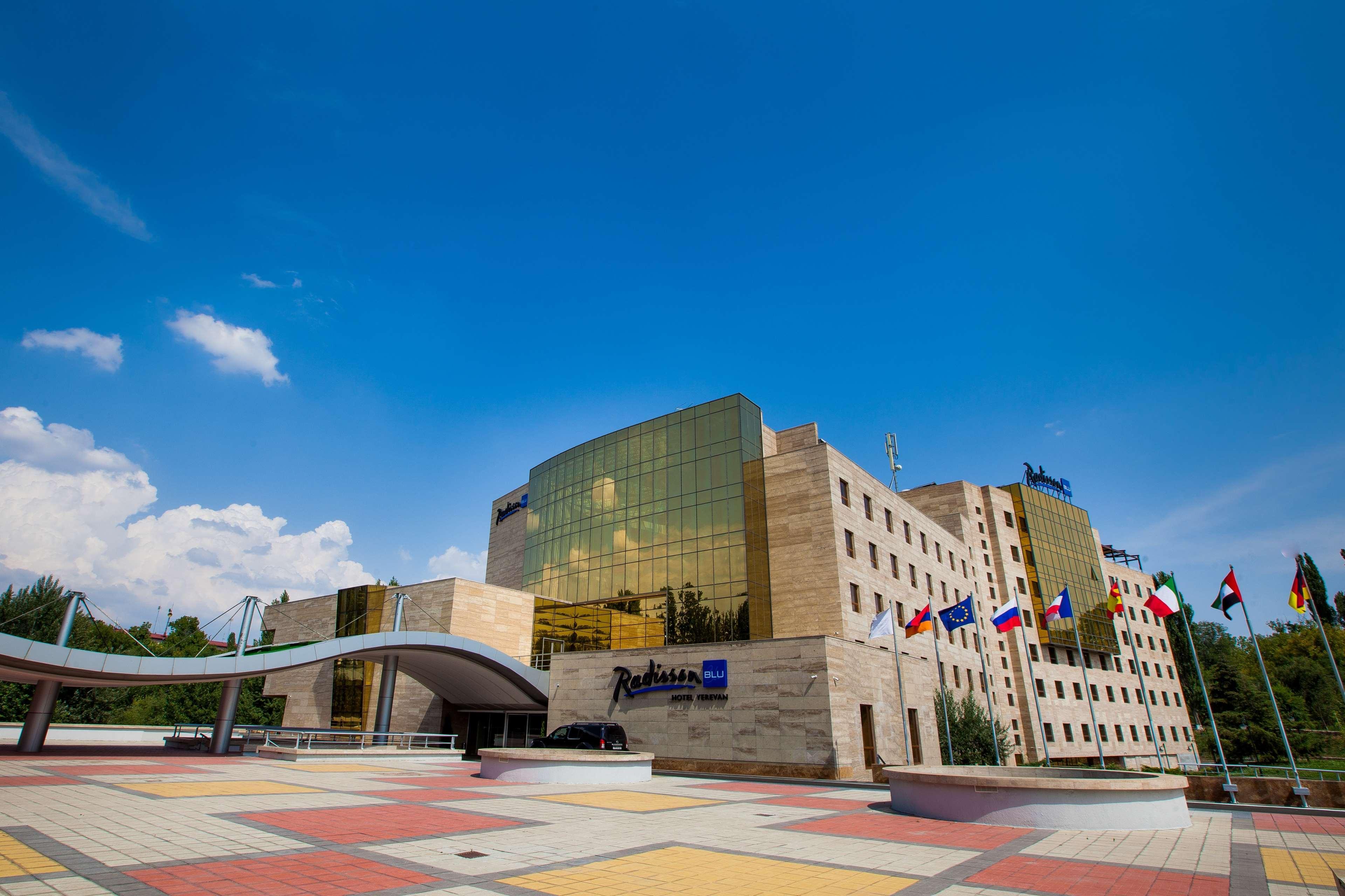 Radisson Blu Hotel Γιερεβάν Εξωτερικό φωτογραφία The European University of Sofia