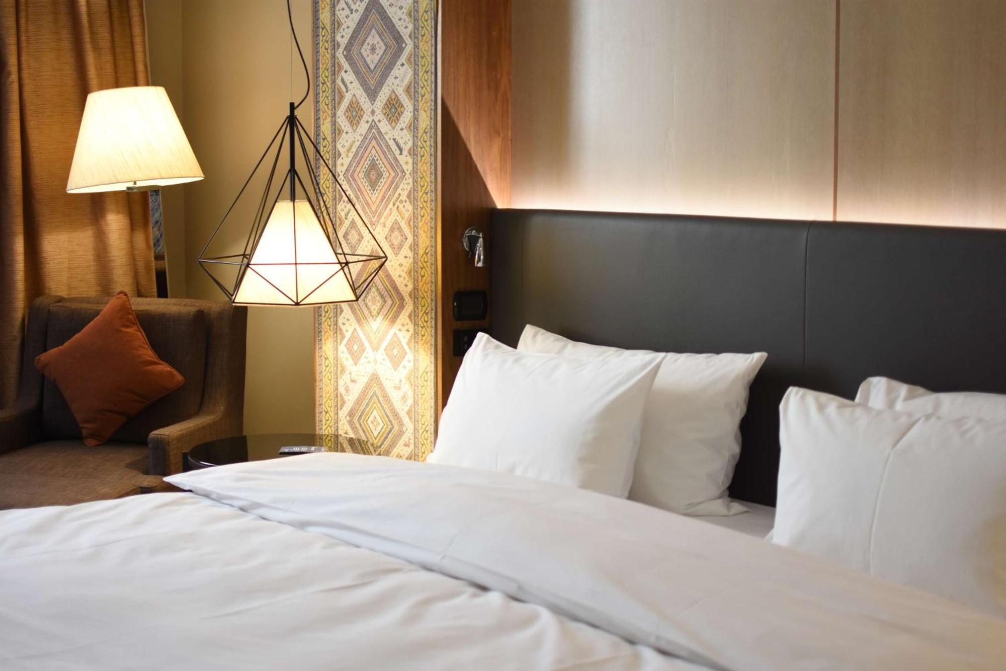 Radisson Blu Hotel Γιερεβάν Εξωτερικό φωτογραφία A bed with white sheets