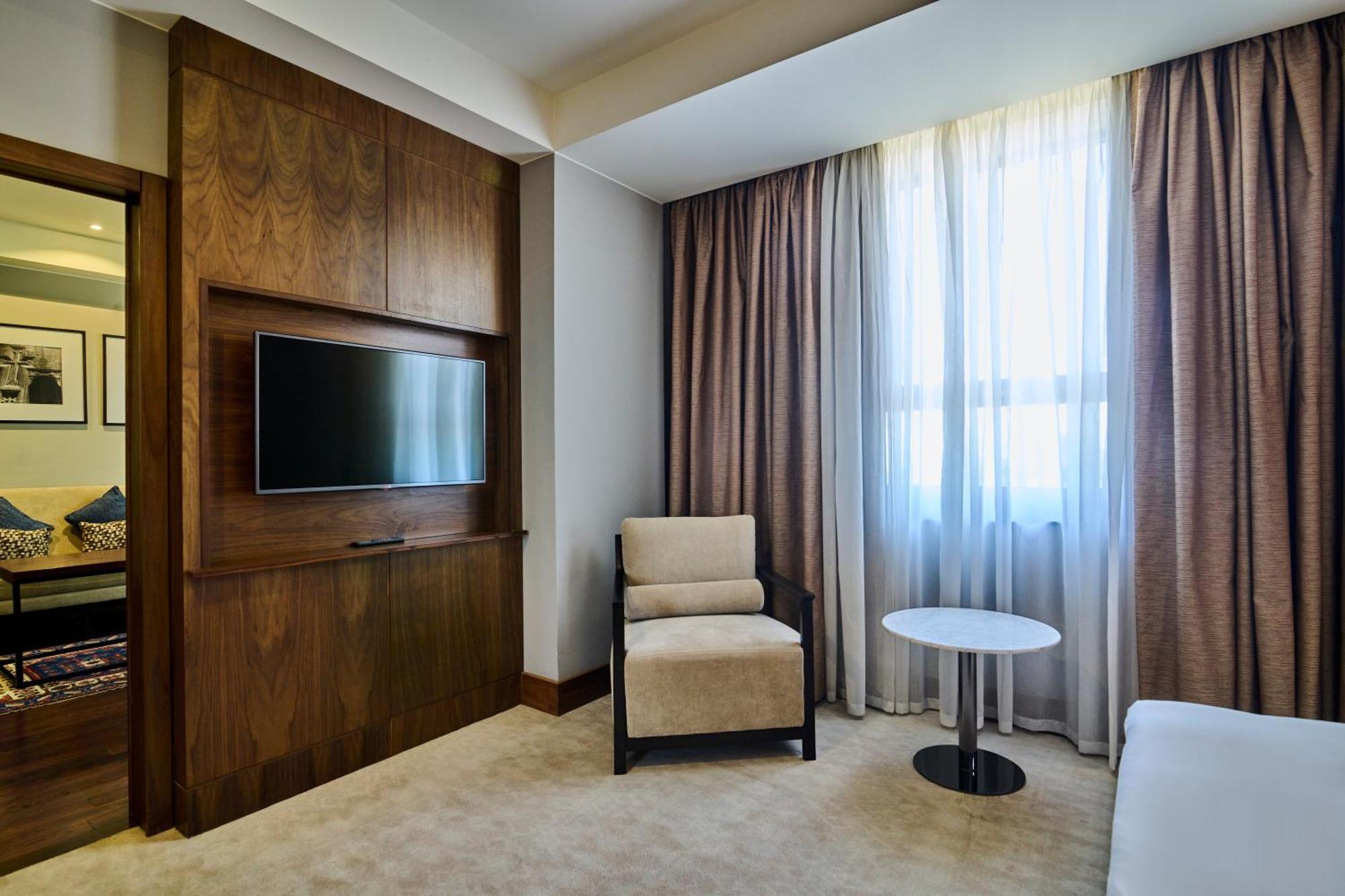 Radisson Blu Hotel Γιερεβάν Εξωτερικό φωτογραφία A room at the hotel