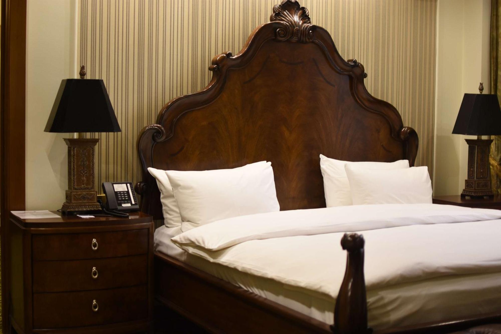 Radisson Blu Hotel Γιερεβάν Εξωτερικό φωτογραφία A bed