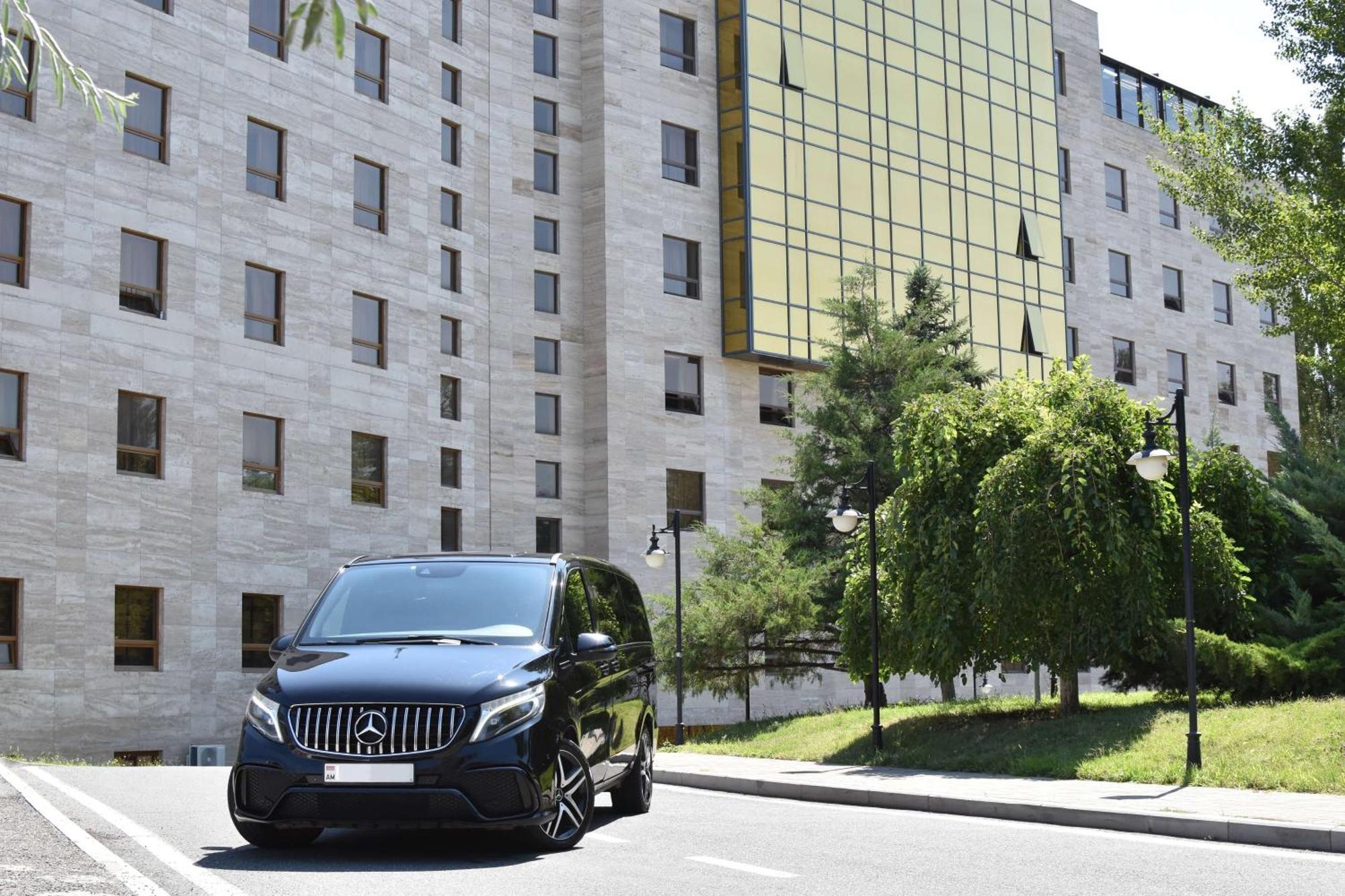 Radisson Blu Hotel Γιερεβάν Εξωτερικό φωτογραφία Mercedes-Benz V-Class