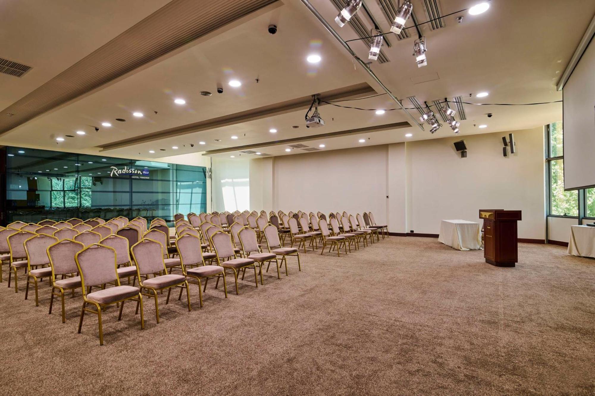 Radisson Blu Hotel Γιερεβάν Εξωτερικό φωτογραφία The main hall of the National Museum of Natural History