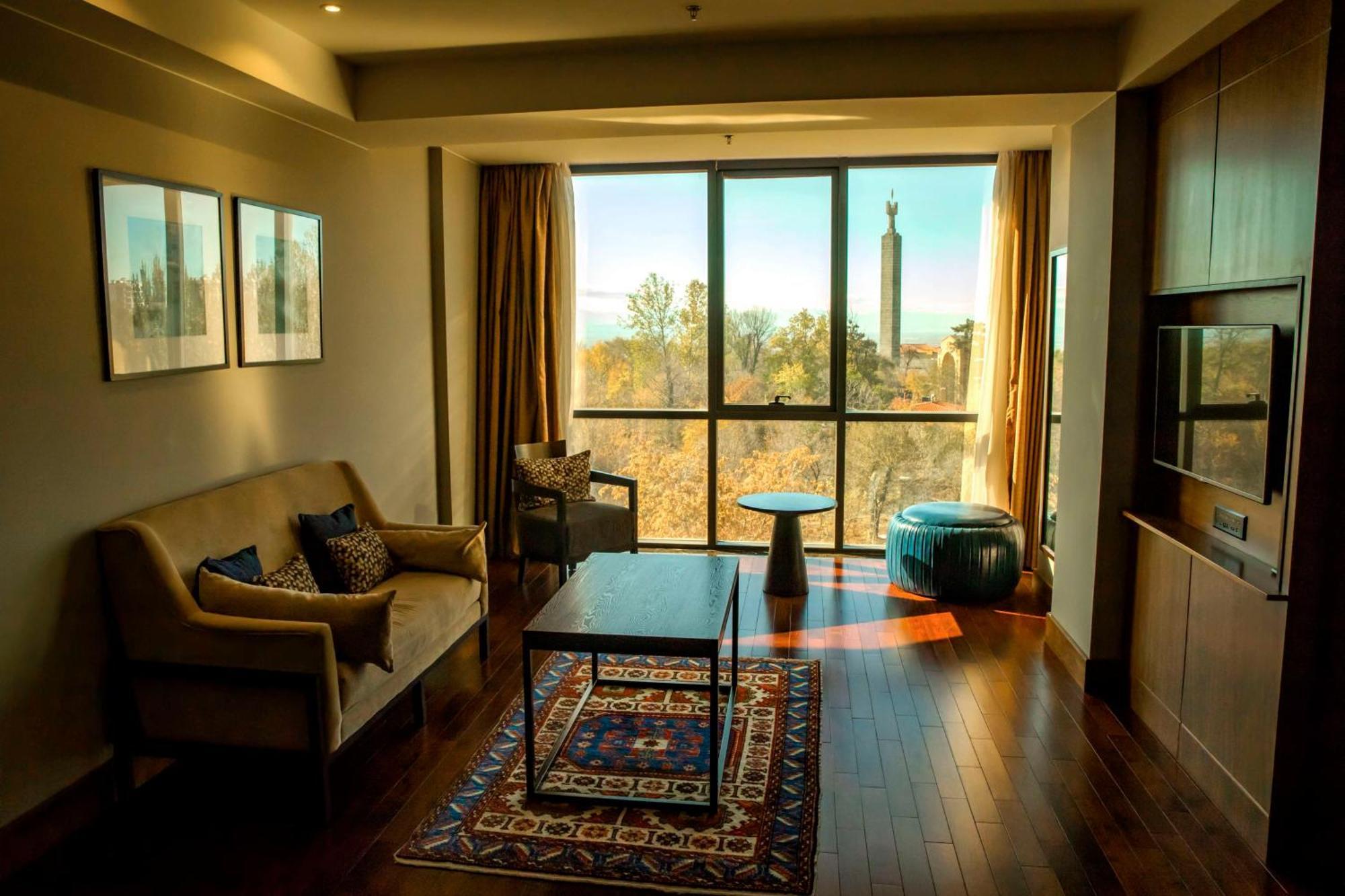 Radisson Blu Hotel Γιερεβάν Εξωτερικό φωτογραφία A living room in a suite at the Hilton Johannesburg
