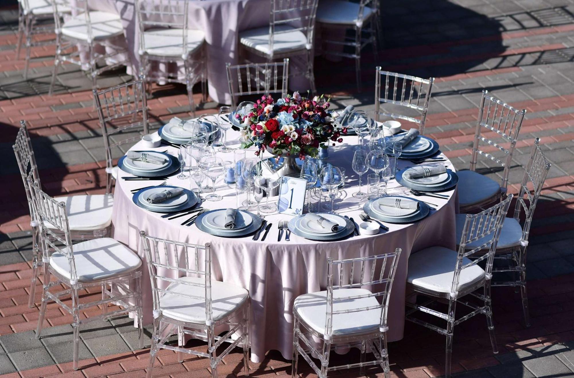 Radisson Blu Hotel Γιερεβάν Εξωτερικό φωτογραφία A table set for a formal dinner